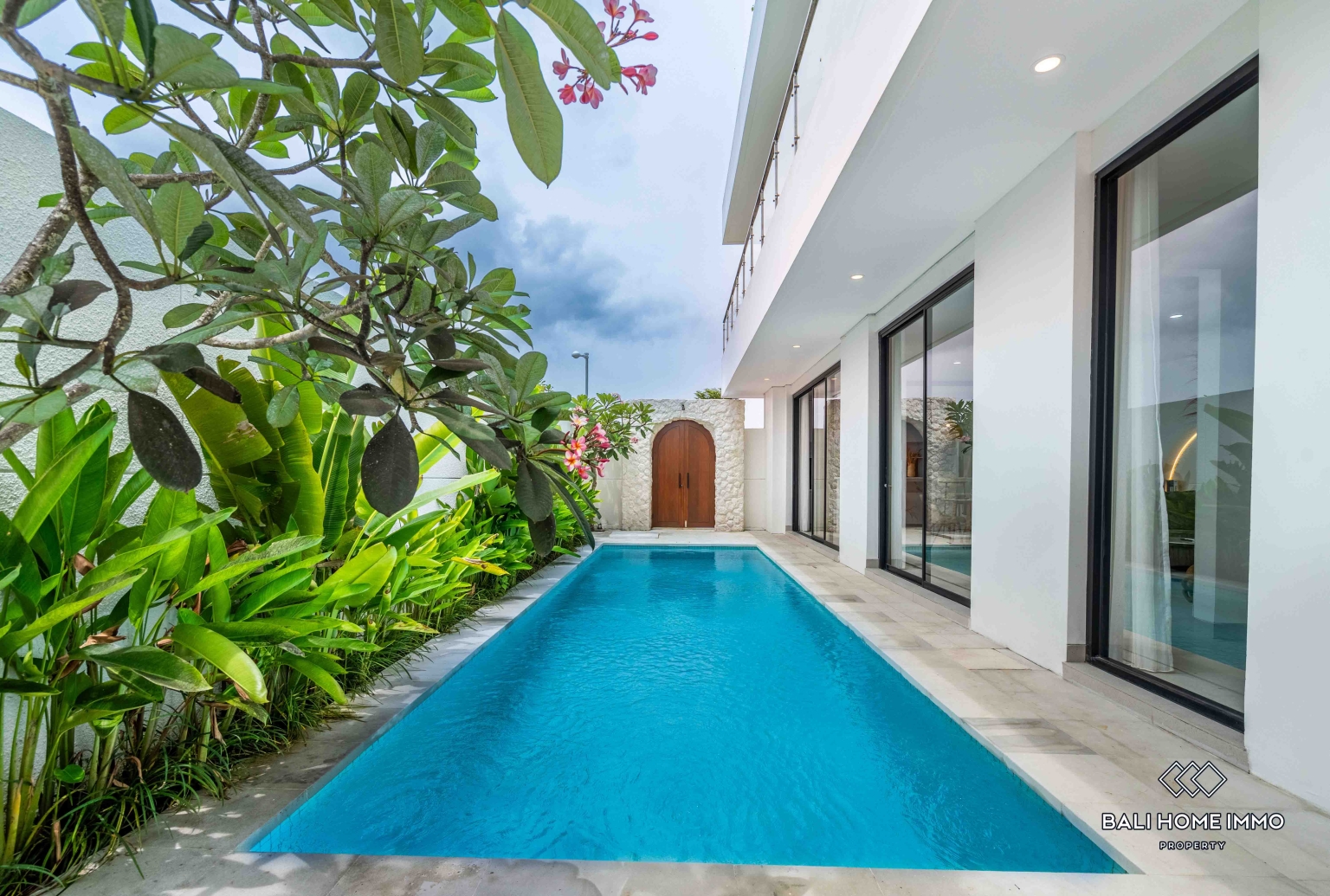 STUNNING WITH OCEAN VIEW 3 BEDROOMS VILLA FOR MONTHLY RENTAL IN BALI - UNGASAN — image 1